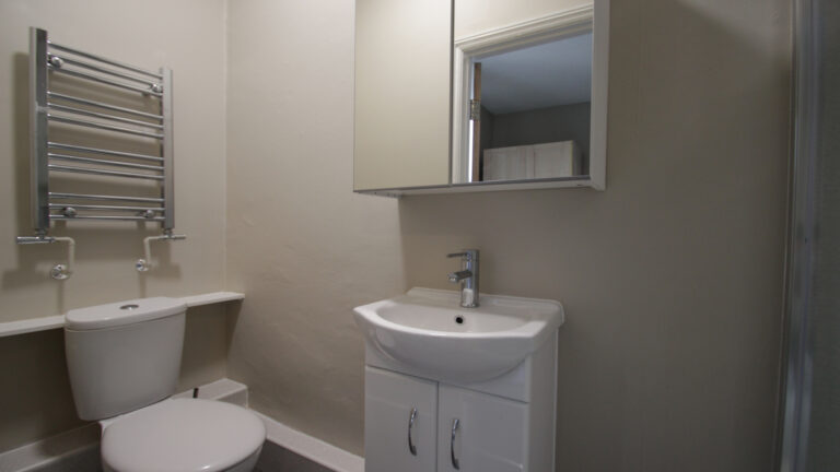 Common-View-Rusthall-Tunbridge-Wells-Room-5-Ensuite-1.jpg