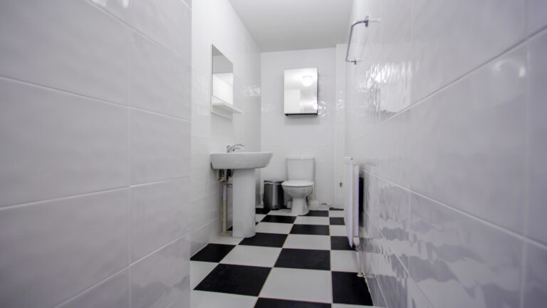 Grosvenor-Road-Town-Centre-Tunbridge-Wells-mid-floor-bathroom-2.jpg