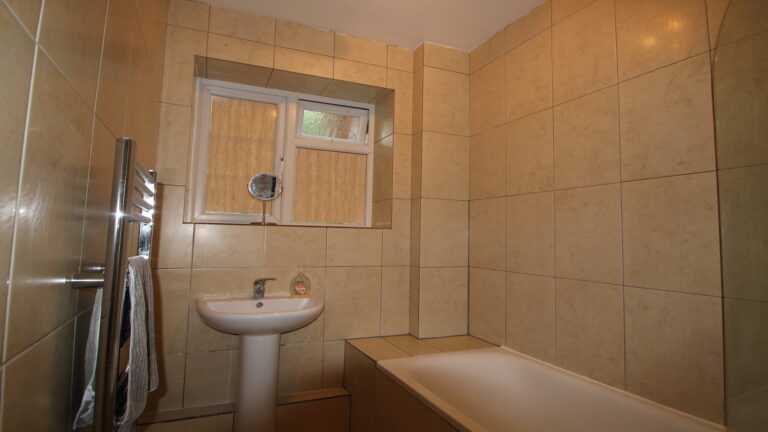 Kings-Court-Ealing-London-Bath-shower-room-4.jpg
