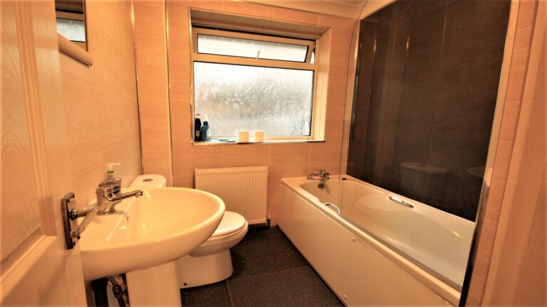 Longleat-Gardens-Maidenhead-Maidenhead-Bathroom-1.jpg