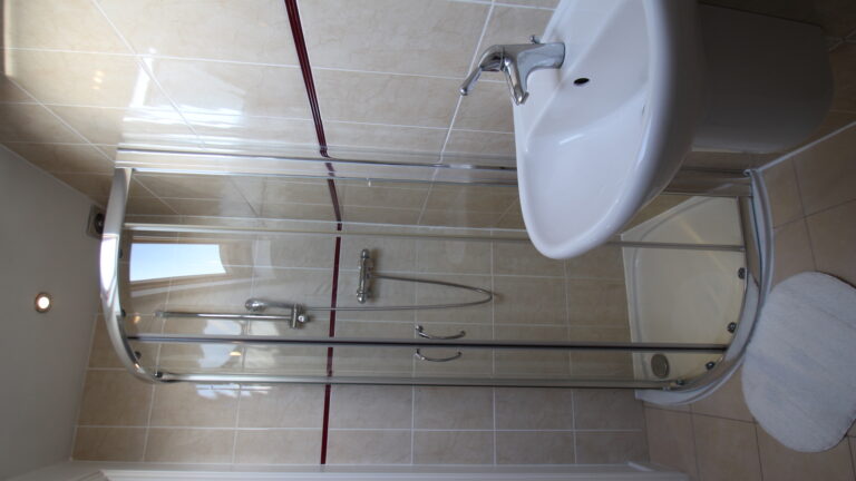 Queens-Road-Feltham-London-Room-4-ensuite-shower-1.2.jpg