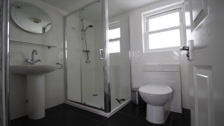 TunbridgeWellsStJohn_sCulverdenDownRoom5.3ensuite.jpg
